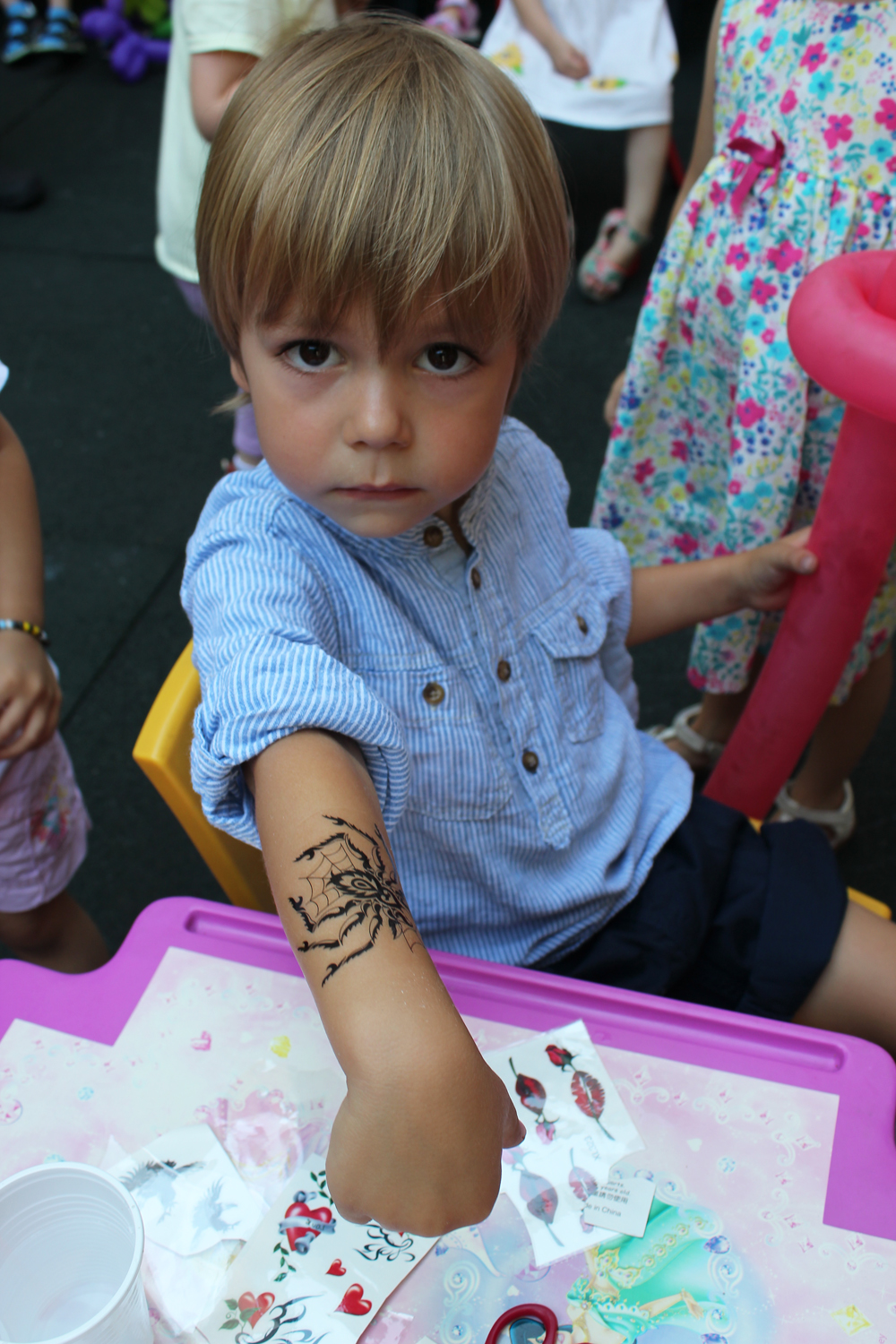copil petrecere zi de nastere tatuaj